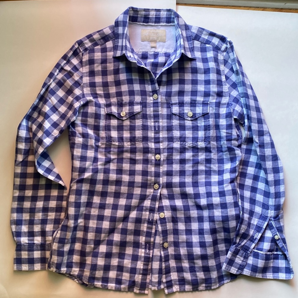 Nice blue and white check shirt. XS two front pockets. Long sleeves.